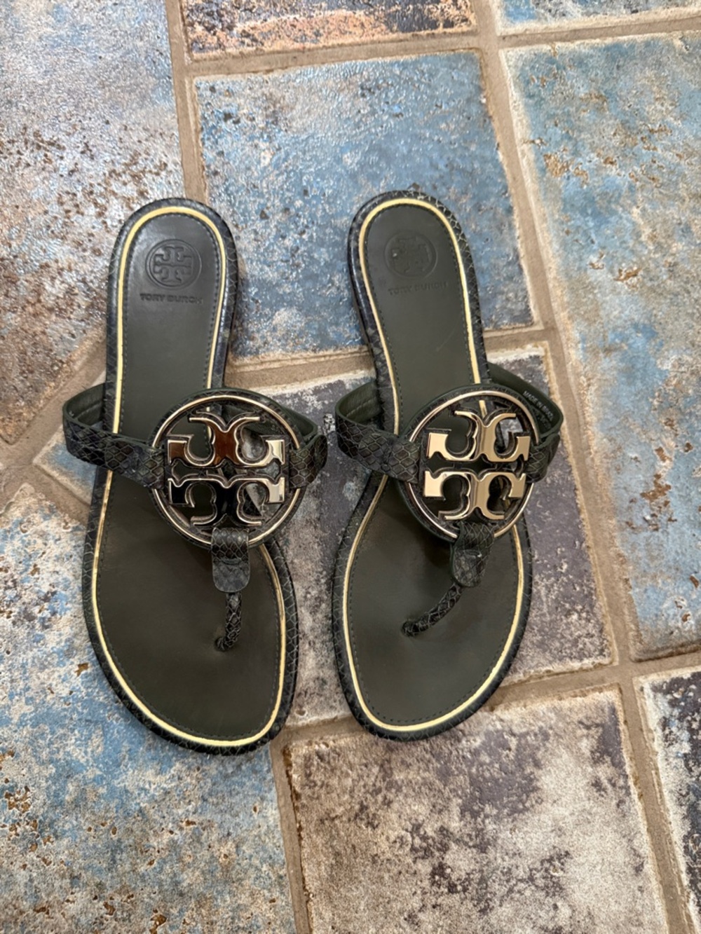 Tory Burch Black Logo Thong Sandals with Gold Trim Green Desert Rocía